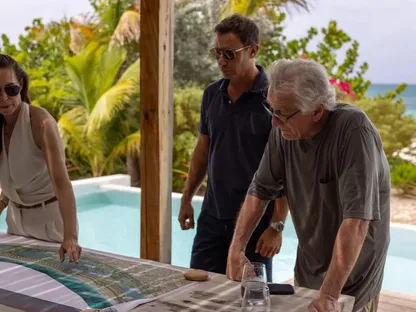 مديرة المشروع كاتي هورن والمطور دانيال شامون وروبرت دي نيرو يتفحصون خريطة المنتجع - بلومبرغ