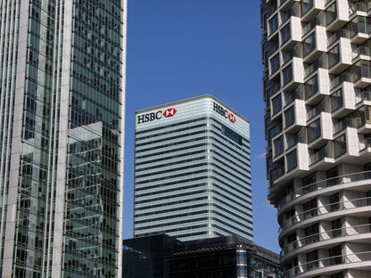 شعار مصرف \"اتش اس بي سي\" (HSBC) يعتلي مقر البنك في العاصمة البريطانية لندن - المصدر: بلومبرغ