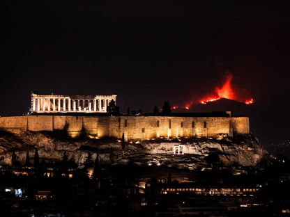 ألسنة اللهب الناجمة عن حريق هائل، تظهر خلف معبد البارثينون أعلى تل الأكروبوليس في أثينا، اليونان، 23 أغسطس 2023 - المصدر: غيتي إيمجز