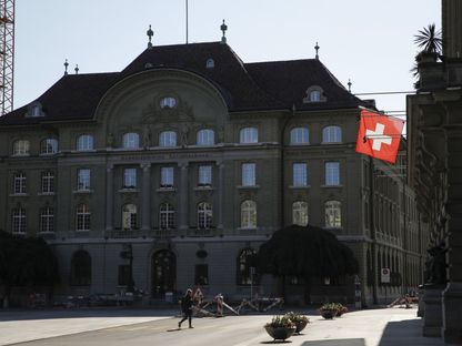 علم سويسرا معلق على القصر الفيدرالي، سويسرا  - المصدر: بلومبرغ