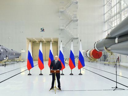 الرئيس الروسي فلاديمير بوتين في قاعدة \"فوستوشني\" الفضائية في عام 2022، - المصدر: بلومبرغ
