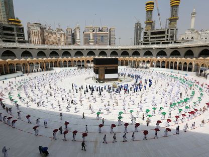 مسلمون يؤدون مناسك الحج والعمرة  - المصدر: بلومبرغ