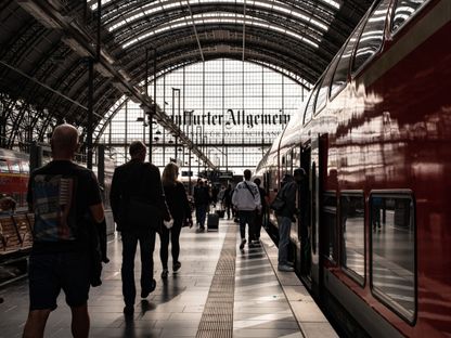 ركاب يستعدون لركوب القطار بمحطة فرانكفورت المركزية  - المصدر: بلومبرغ
