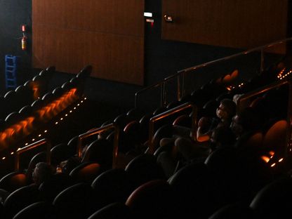 مرتادو السينما في صالة عرض بريو دي جانيرو - المصدر: بلومبرغ