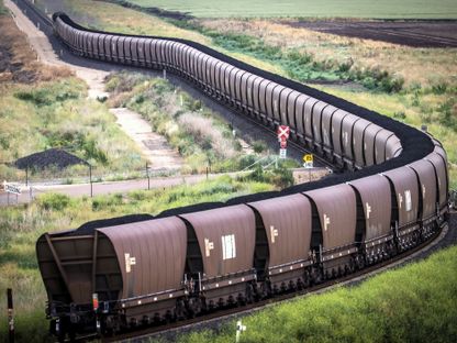 قطار شحن ينقل الفحم عبر جونيداه، نيو ساوث ويلز، أستراليا - المصدر: بلومبرغ