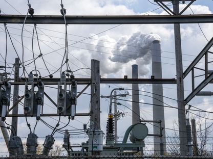 الانبعاثات  الكربونية ترتفع من مدخنة تقع خلف محطة فرعية تابعة لمحطة الطاقة كونيسفيل في كونيسفيل، أوهايو، الولايات المتحدة - المصور: داين ريس / بلومبرغ