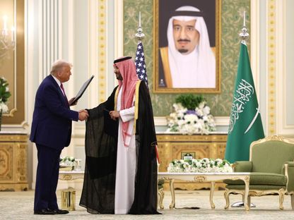 ولي العهد السعودي الأمير محمد بن سلمان والرئيس الأمريكي دونالد ترمب يتصافحان بعد توقيع اتفاقية الشراكة الاستراتيجية بين السعودية والولايات المتحدة الأميركية في الديوان الملكي في الرياض، المملكة العربية السعودية، 13 مايو 2025. - بلومبرغ
