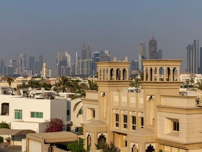 ناطحات السحاب تظهر في أفق المدينة خلف الفلل السكنية في منطقة جميرا في دبي، الإمارات العربية المتحدة. - المصدر: بلومبرغ