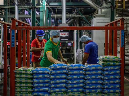 أكياس مكدسة من الأرز في مستودع في سيلانغور، ماليزيا - المصدر: بلومبرغ