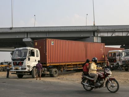 شاحنات لنقل حاويات الشحن متوقفة بالقرب من ميناء جواهر لال نهرو في مومباي، عاصمة ولاية ماهاراشترا الهندية. يعتبر الاتحاد الأوروبي ثالث أكبر شريك تجاري للهند بمبادلات سنوية تصل إلى نحو 68 مليار دولار - المصدر: بلومبرغ