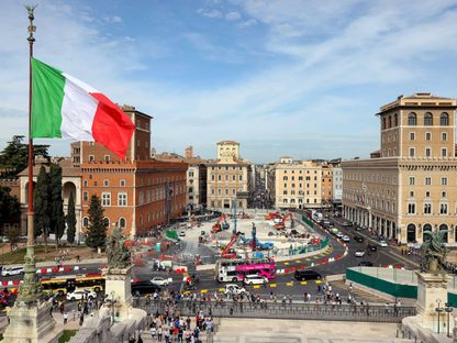 العلم الإيطالي فوق النصب التذكاري الوطني لفيتوريو إمانويلي الثاني في روما، إيطاليا - المصدر: غيتي إيمجز