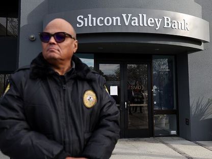 حارس أمن خارج مصرف \"سيليكون فالي بنك\" يراقب طابوراً من الأشخاص خارج فرع البنك في سانتا كلارا، كاليفورنيا، الولايات المتحدة - المصدر: غيتي إيمجز