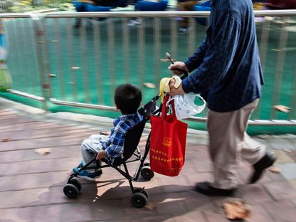 الصين تطالب الأزواج بإنجاب مزيد من الأطفال، حيث أن الصين تتقدم في السن، حيث أن عدد السكان في سن العمل في الصين آخذ في التراجع. وتشير التوقعات إلى أن ربع عدد السكان سيبلغ 60 عاماً أو أكثر بحلول عام 2030 - المصدر: بلومبرغ