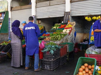مواطنون مغاربة في سوق للخضر بمدينة الدار البيضاء - المصدر: الشرق