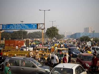 ازدحام مروري خلال مهرجان ديوالي في سوق للزهور  في ضواحي نيودلهي، الهند - المصدر: بلومبرغ