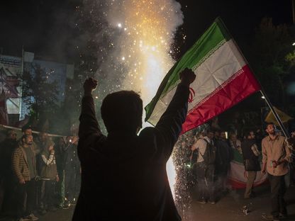 أشخاص في طهران يعربون عن دعمهم لهجوم \"الحرس الثوري\" على إسرائيل. 14 أبريل 2024 - المصدر: بلومبرغ