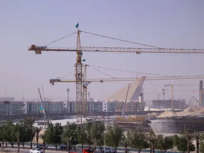 رافعات بناء في موقع بناء حديقة الملك سلمان في الرياض، السعودية - بلومبرغ