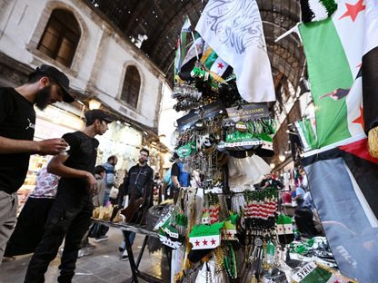 متجر يبيع عدداً من المنتجات التي تحمل علم سوريا الجديد - بلومبرغ