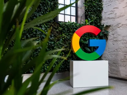 شعار شركة \"جوجل\" داخل مبنى \"جوجل للشركات الناشئة\" في وارسو، بولندا - بلومبرغ