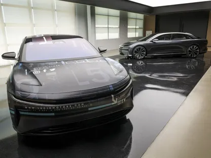 سيارات كهربائية من طراز \"لوسيد اير\" المصنعة من قبل شركة \"لوسيد موتورز\" معروضة في المقر الرئيسي للشركة في نيوارك، كاليفورنيا، الولايات المتحدة - المصدر: بلومبرغ