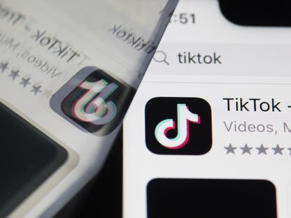 شعار تطبيق \"تيك توك\" يظهر على شاشة هاتف ذكي - المصدر: بلومبرغ