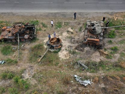 يصور الناس ويفحصون دبابات القتال الرئيسية الروسية والمركبات المدرعة الموضوعة بجانب طريق في 25 مايو 2022 في إيربين ، أوكرانيا. - المصدر: غيتي إيمجز
