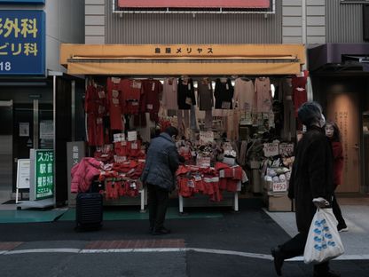 متسوقون في محل لبيع الملابس بشارع التسوق \"سوغامو جيزو دوري\" في منطقة توشيما في طوكيو، اليابان - المصدر: بلومبرغ