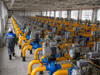 عامل يتفقد نقطة تجميع الغاز في منشأة تخزين الغاز تحت الأرض، التي تديرها شركة\"غازبروم\"، في كاسيموف، روسيا. - المصدر: بلومبرغ