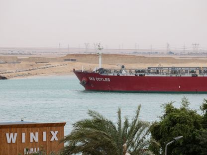 ناقلة النفط الخام \"إس كي إس دويلز\" تتحرك على طول قناة السويس باتجاه الإسماعيلية في السويس، مصر - المصدر: بلومبرغ