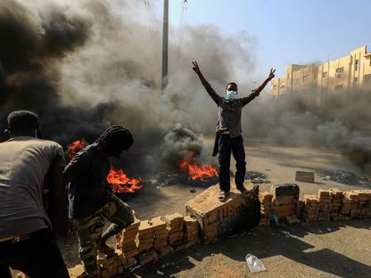 متظاهرون سودانيون يحرقون الإطارات بشارع الستين في العاصمة الخرطوم للتنديد باعتقال الجيش لأعضاء الحكومة السودانية - المصدر: أ.ف.ب