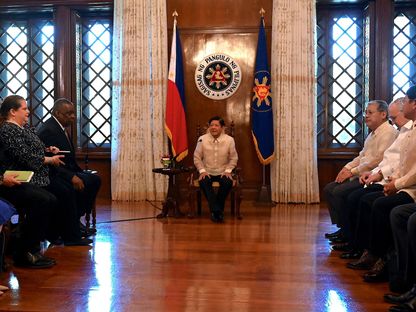 الرئيس الفلبيني فرديناند ماركوس جونيور يتحدث مع وزير الدفاع الأميركي لويد أوستن خلال اجتماع في مانيلا، الفلبين، 2 فبراير - المصدر: أ.ف.ب