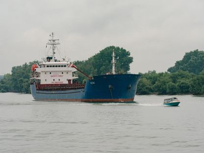 سفينة شحن تبحر في قناة سولينا، رومانيا - المصدر: بلومبرغ