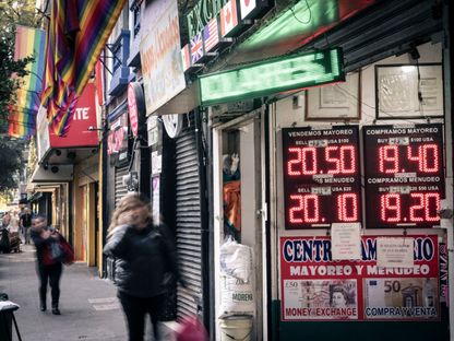 بيانات سعر الصرف معروضة خارج مكتب صرافة العملات في مدينة مكسيكو، المكسيك، يوم الثلاثاء 4 فبراير 2025 - بلومبرغ