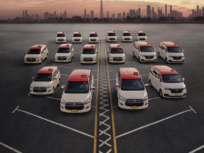 مجموعة من سيارات الأجرة تابعة لشركة تاكسي دبي  - المصدر: الشرق