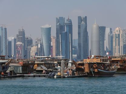 ناطحات السحاب التجارية في مركز قطر للمال (QFC) في الأفق وراء قوارب الداو التقليدية في الدوحة، قطر - المصدر: بلومبرغ