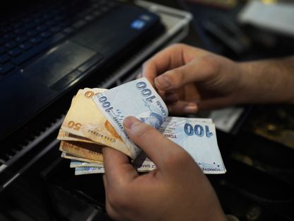 أوراق نقدية  من فئة الليرة التركية - المصدر: بلومبرغ