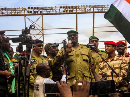 أعضاء المجلس العسكري في النيجر يقفون أمام مؤيدين - المصدر: رويترز