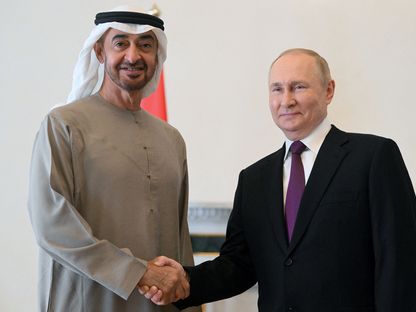الرئيس الروسي فلاديمير بوتين مستقبلاً الشيخ محمد بن زايد رئيس دولة الإمارات العربية المتحدة في سان بطرسبرغ. روسيا في 11 أكتوبر 2022 - المصدر: غيتي إيمجز