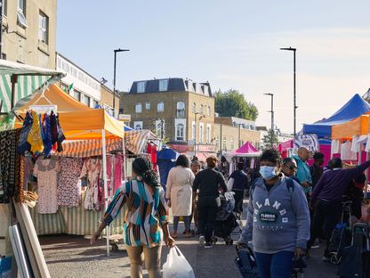 المتسوقون في سوق ريدلي رود في حي هاكني في لندن، المملكة المتحدة - المصدر: بلومبرغ
