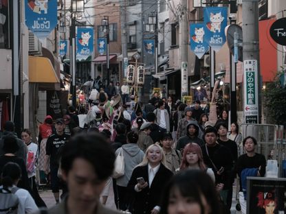 مشاة يسيرون على طول شارع التسوق بمنطقة كوينجي في طوكيو، اليابان. 29 أكتوبر 2023 - المصدر: بلومبرغ
