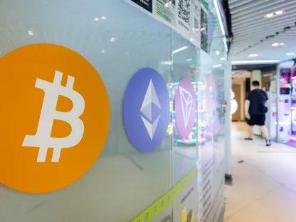 لافتات تحمل شعارات لعملات \"بتكوين\" و\"إيثريوم\" و\"ترون\" المشفرة - بلومبرغ