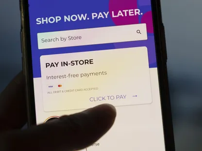 شاشة أيفون تعرض \"ريلاي\" (Rely) تطبيق \"اشتر الآن وادفع لاحقاً\" في سنغافورة - المصدر: بلومبرغ