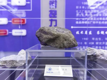 مجموعة من المعادن النادرة خلال معرض أُقيم في منطقة منغوليا الداخلية بالصين - بلومبرغ