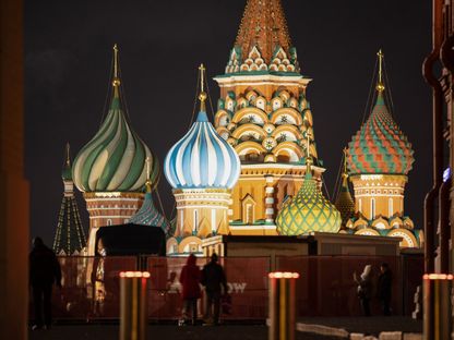 كاتدرائية القديس باسيل في الميدان الأحمر ليلاً في موسكو ، روسيا. - المصدر: بلومبرغ