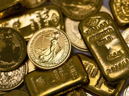 مجموعة من سبائك الذهب والعملات الذهبية المختلفة، لندن، المملكة المتحدة، يوم الخميس 17 مارس 2022. - المصدر: بلومبرغ