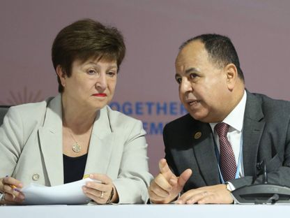 محمد معيط، وزير المالية المصري، يتحدث إلى كريستالينا غورغييفا، مديرة صندوق النقد الدولي، أثناء جلسة مناقشة في مؤتمر المناخ COP27 في شرم الشيخ، مصر، في 9 نوفمبر 2022.  - المصدر: بلومبرغ