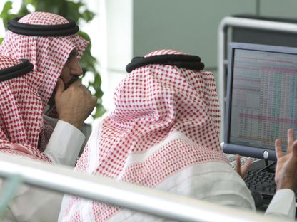 متداولون يتابعون حركة الأسهم في أحد البنوك السعودية - المصدر: بلومبرغ