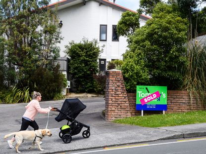 لافتة تشر إلى \"بيع\" عقار  في ضاحية تشورتون بارك في ويلينغتون، نيوزيلندا - المصدر: بلومبرغ