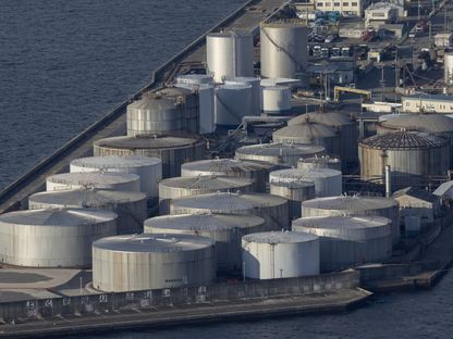 صهاريج تخزين النفط في خليج أوساكا في أوساكا، اليابان - المصدر: بلومبرغ