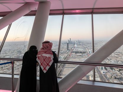 زائران يتطلعان إلى أفق المدينة من \"مركز المملكة\" في الرياض، السعودية - المصدر: بلومبرغ